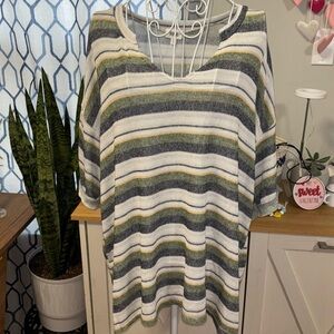 BKE Gray and White Oversized Tunic Top